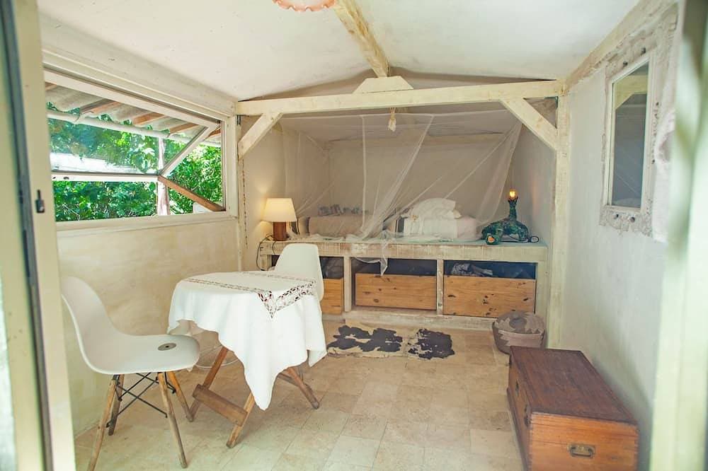 Foto 9 von 30: Terre libre 2, glamping. Hutt with garden and access to a river.