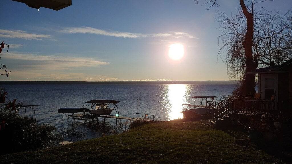 Foto 9 von 23: Cozy All Season Tiny house Bungalow right on the Lake  wine and brewery trail.