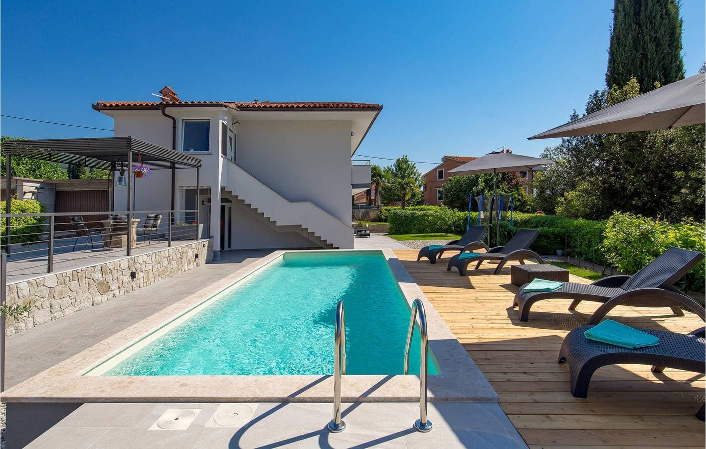 Foto 12 von 41: Charmante 76 m² große Wohnung mit Pool, Terrasse und einem Hundestrand in der Nähe