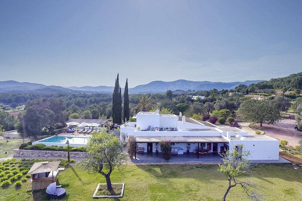 Villa in Santa Eulària Des Riu mit 9 Schlafzimmern 18 Schlafplätzen 1