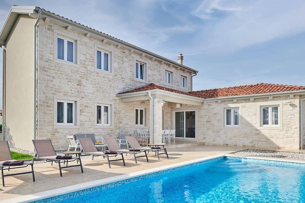 Schöne Villa Leon mit Pool 1