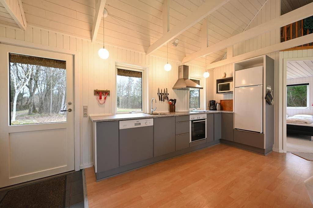 Foto 10 von 15: Gut geschützt liegendes Ferienhaus mit Reetdach und Sauna