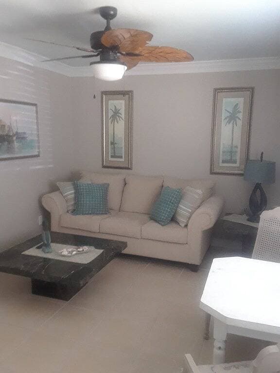 Foto 10 von 17: Clean affordable Vac. rental suite 2 miles to beach 3 priv, rms. Liv, Bed, Bath