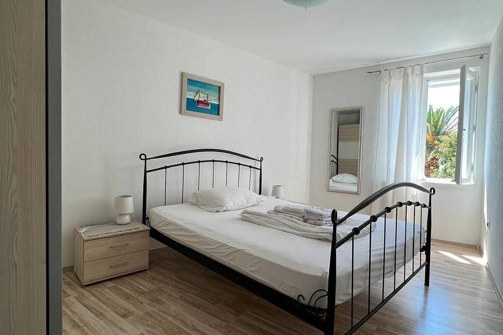 Foto 2 von 16: Central Baška Voda Beachfront Apartment with AC, WiFi, parking & a stunning view