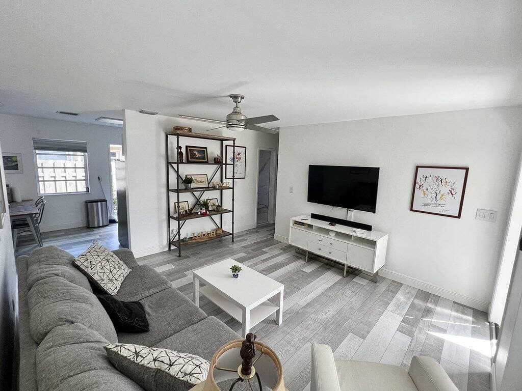 Foto 9 von 24: 2 Bedroom Lovely, Bright & Comfy Walk to Beach - Private, Yard, Parking