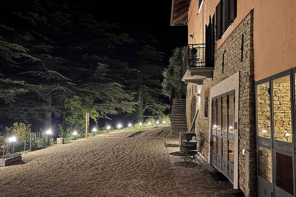 Foto 8 von 30: Relais Portaluna delle Langhe / 7Br, Sleeps 18, AC, Pool, Garden, Vineyard Views
