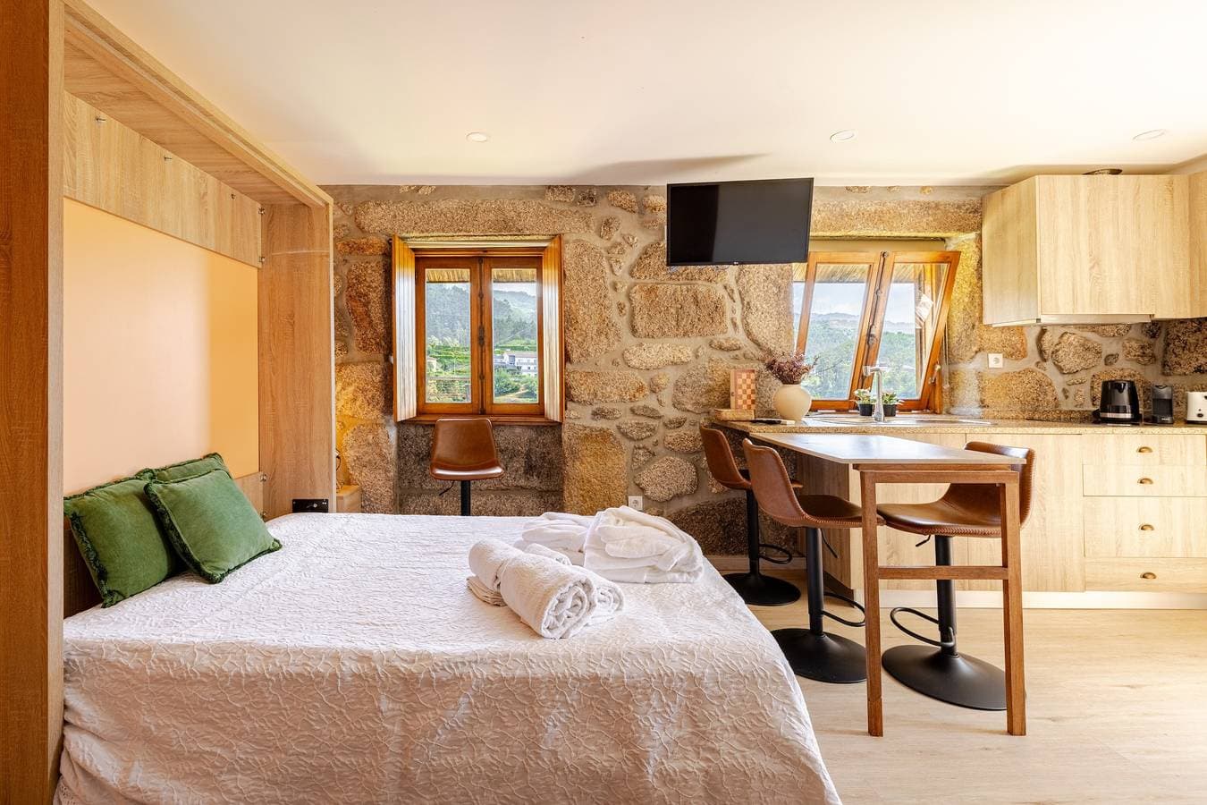 Foto 8 von 18: Ferienhaus 'Estúdio À Beira Da Água No Gerês' mit Seeblick, WLAN und Klimaanlage