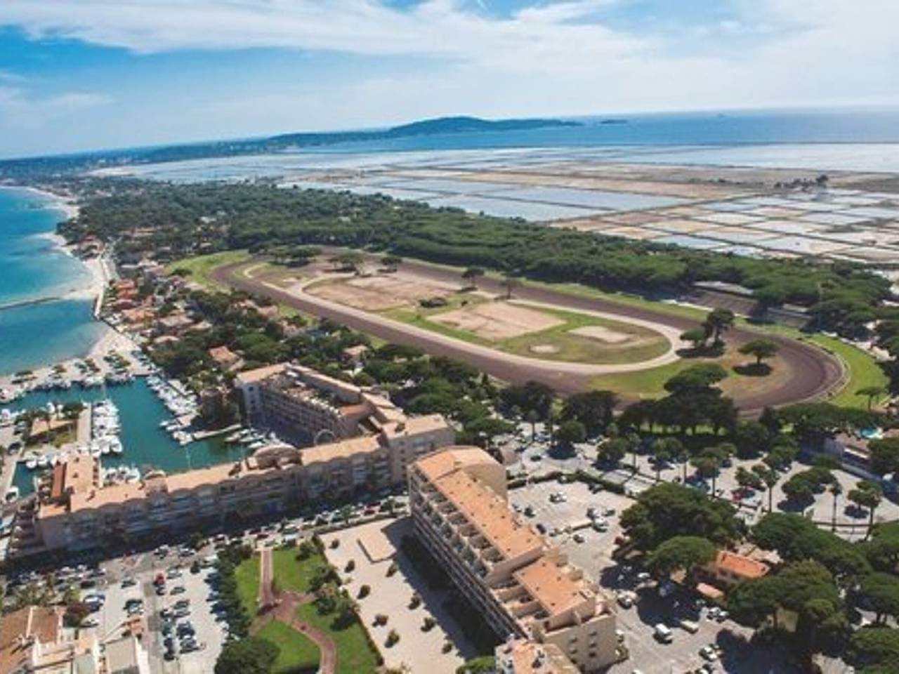 Foto 10 von 11: Studio-Hyères: Piscine, Plages et Port à Proximité, Parking Inclus, Idéal Vacances
