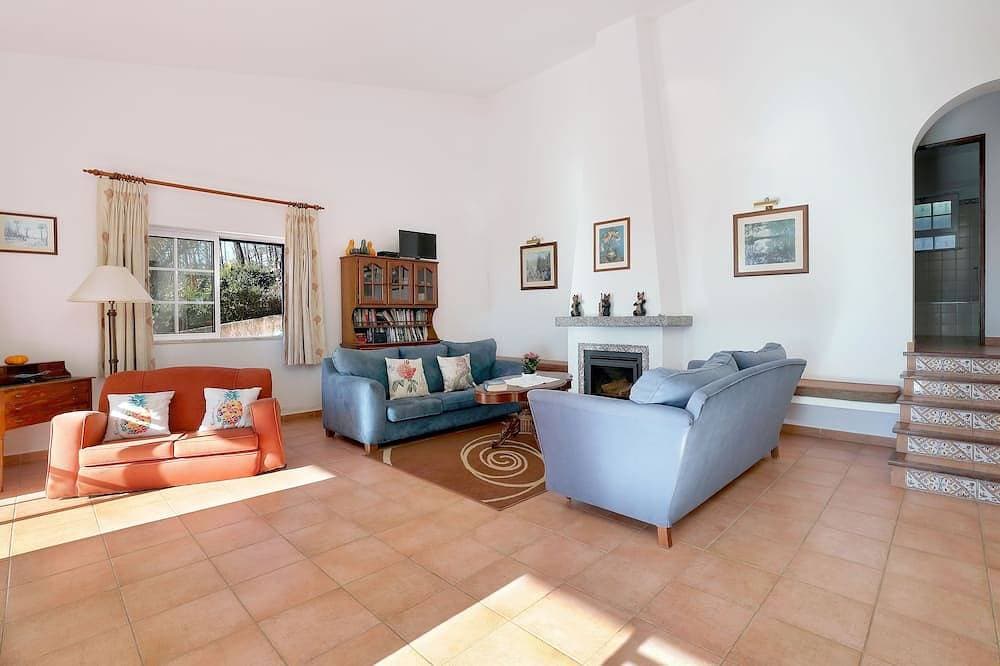 Foto 7 von 22: Schöne Villa, ideal für einen erholsamen Urlaub, mit Pool und Blick auf die Küste.