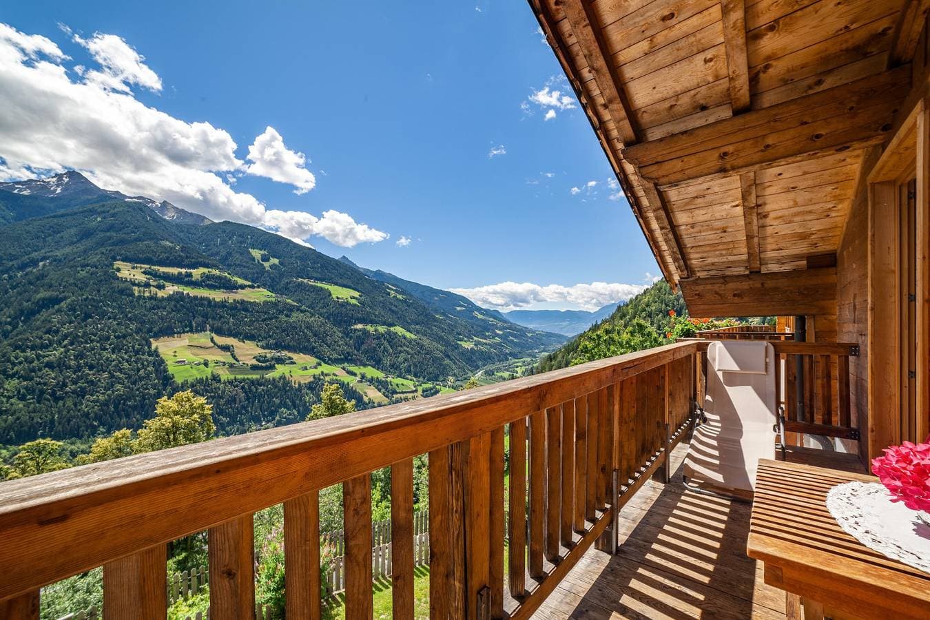 Foto 3 von 34: Ferienwohnung 'Almbergerhof Wohnung Hirzer' mit Bergblick und Balkon