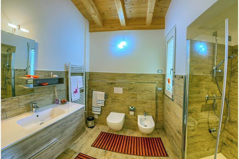 Foto 7 von 25: Selbständiges Ferienhaus mit privaten Pool und Seeblick, am Comer See in Colico.