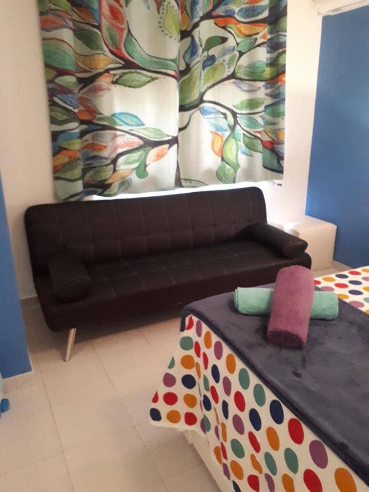 Foto 11 von 48: Large Double Room with Sofa Bed and Private Bathroom