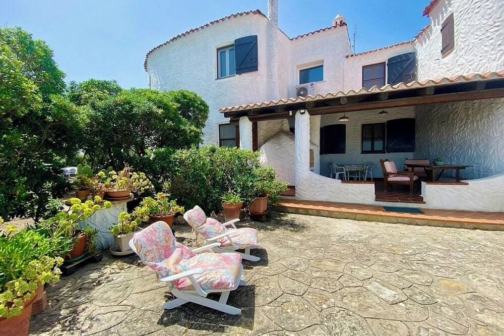 Rustic Seaside House with Garden for Families in San Giovanni di Sinis 1