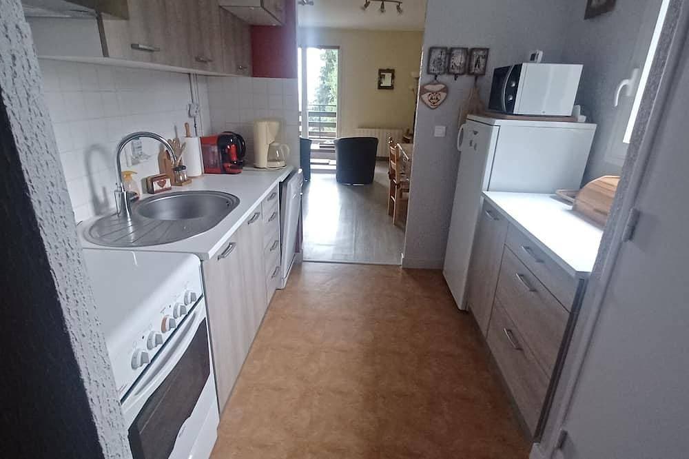Foto 12 von 15: Studio in Besse-et-Saint-Anastaise mit Parkplatz und Blick auf die Cantal-Berge
