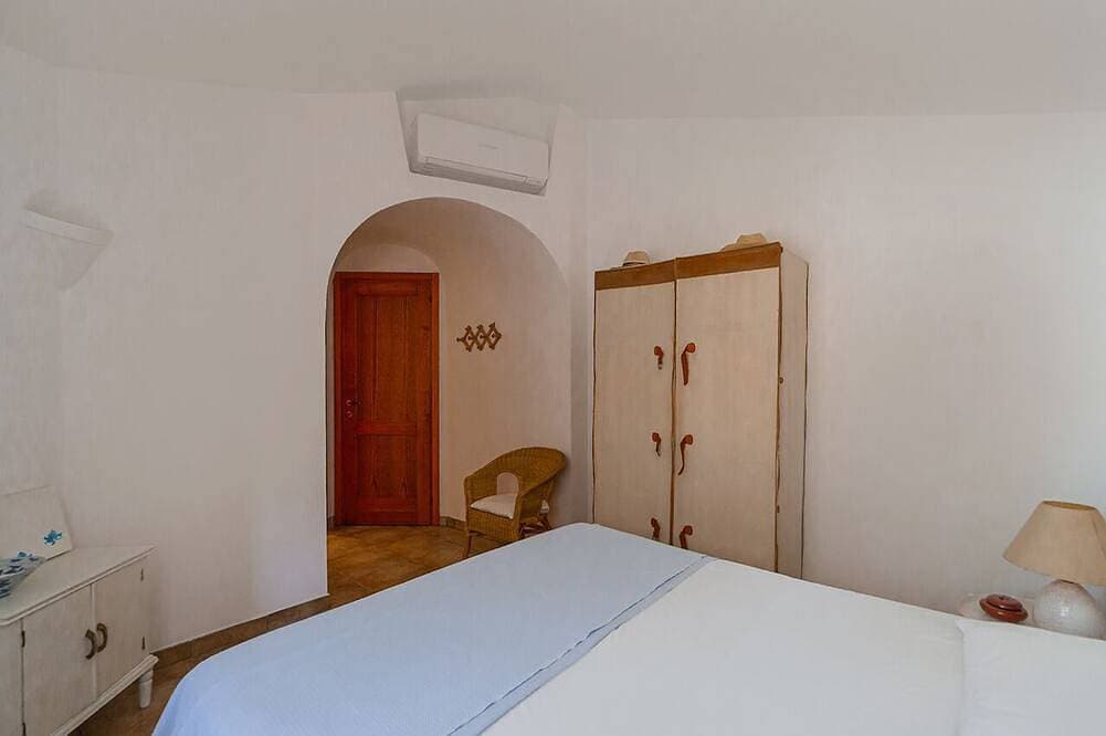 Foto 5 von 30: Panoramic sea view villa in La Maddalena with garden. Walk to beaches.