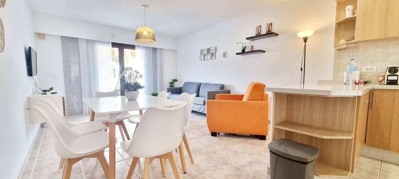 Foto 5 von 31: Ferienwohnung 'Amarilla Bay' mit Meerblick, Gemeinschaftspool und WLAN