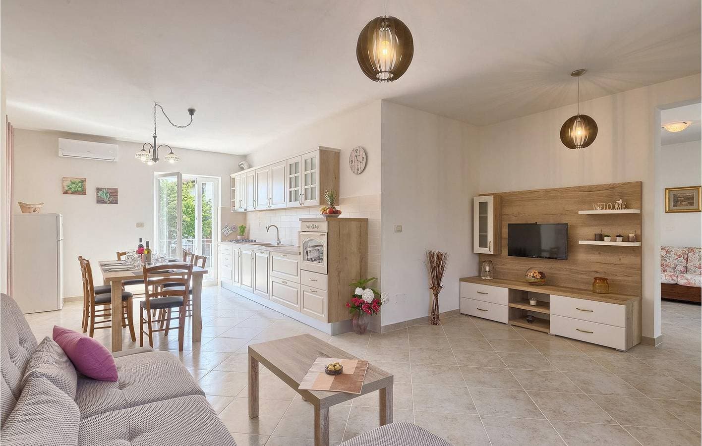 Foto 4 von 32: Geräumige 2-Zimmer-Wohnung mit Pool, WLAN und Parkplatz
