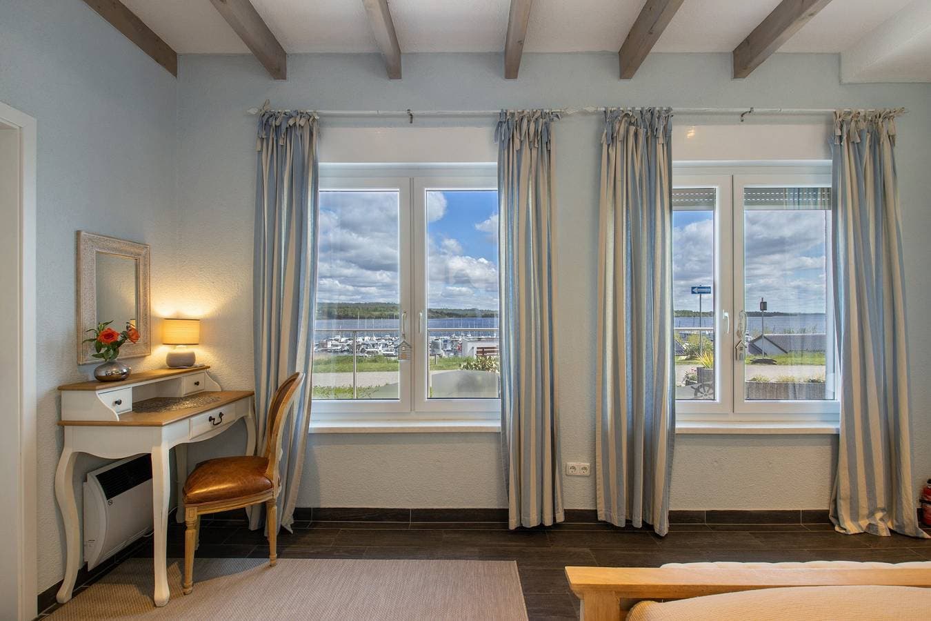 Foto 11 von 27: Ferienhaus Seepanorama - Marina Mücheln' mit Seeblick, privater Terrasse und Wi-Fi
