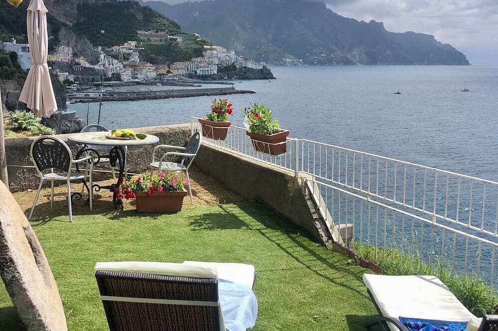 Exclusive abode overlooking the sea just minutes from the center of Amalfi. 1
