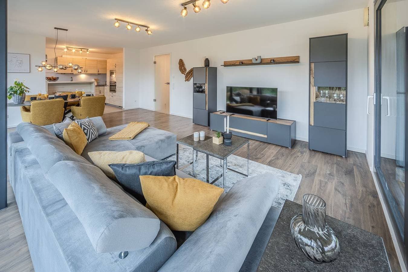 Foto 12 von 18: Seenahe große + sehr moderne Ferienwohnung Konny mit  überdachter Terrasse