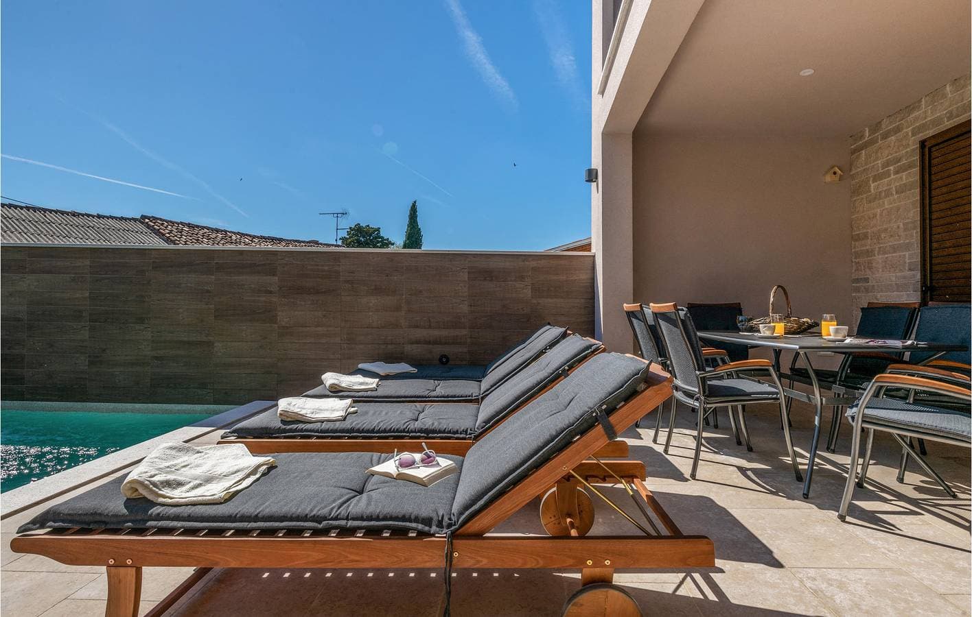 Foto 11 von 33: Charmante 2-Zimmer-Wohnung mit Pool und Terrasse in der Nähe des Stadtzentrums von Koromani