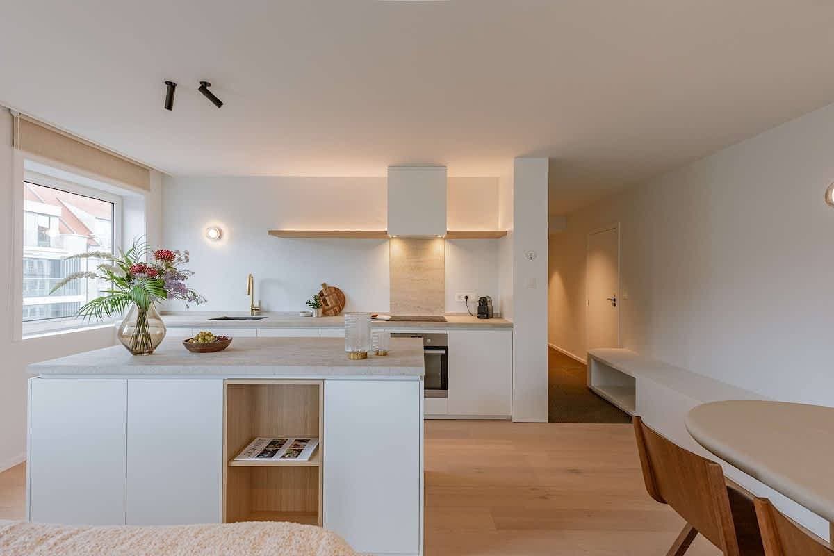 Foto 4 von 43: Waterfront apartment w/ beach access & balcony