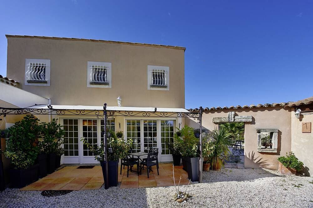 Foto 10 von 30: Kleines Paradies in der Nähe von Arles in der Provence, große Terrasse und Pool