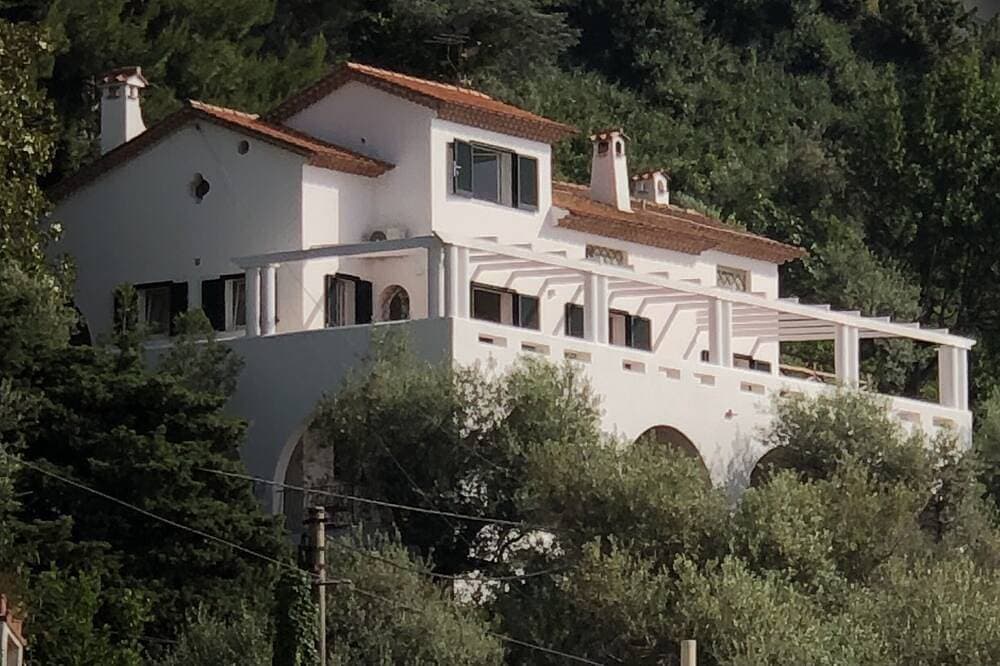 Schöne Panorama-Villa in einem privaten Park mit Abstieg zum Meer 1