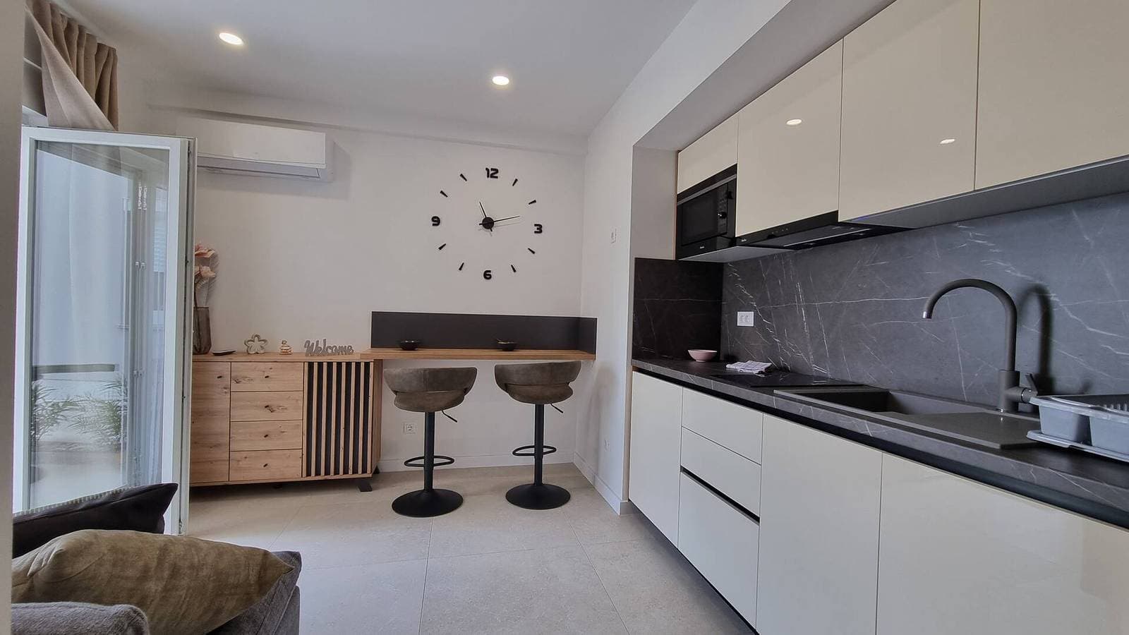 Foto 4 von 13: Luxusapartment Punta Silo - Studio, 30 m vom Meer, Meerblick, Swimmingpool, Außendusche, Smart-TV, Waschraum, privater Parkplatz