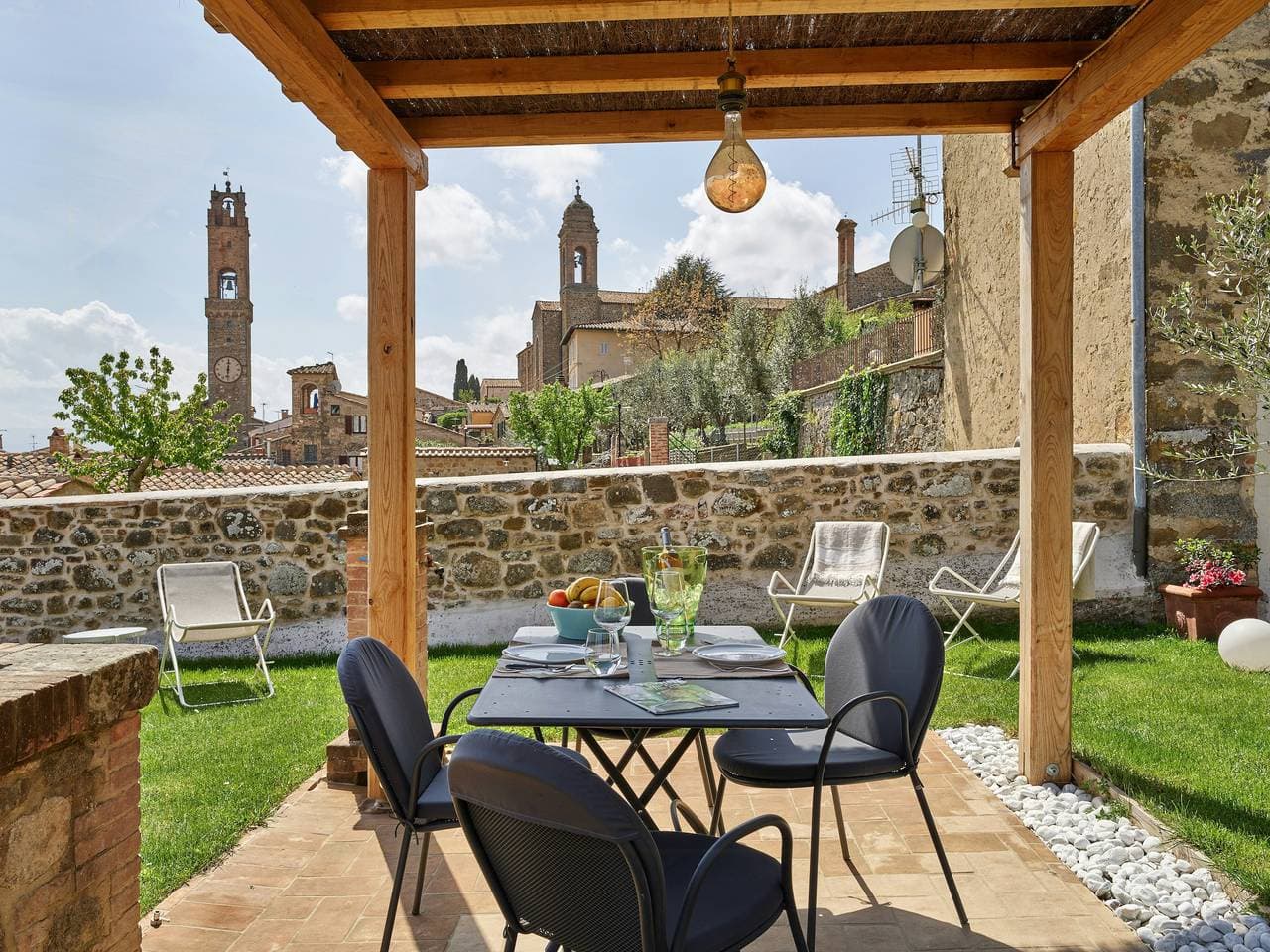 Haus mit Whirlpool und Dampfbad in Montalcino 1