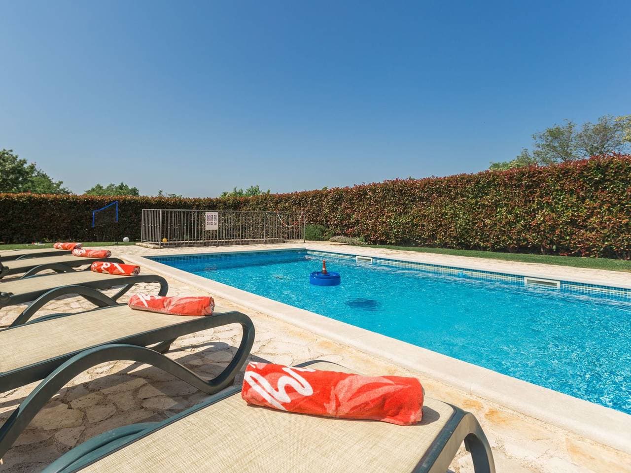 Foto 10 von 55: Villa mit Pool, Garten und Sommerküche