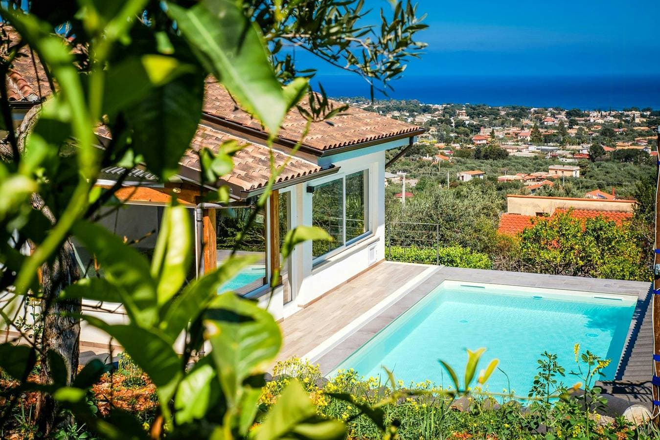 Foto 3 von 31: Helle Villa am Golf mit Swimmingpool