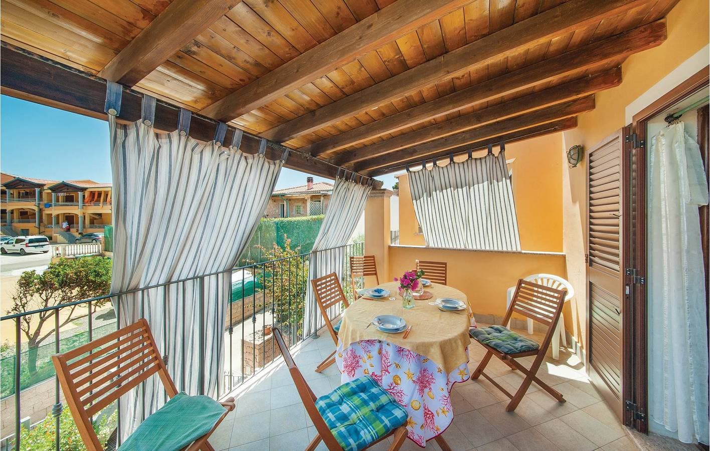 Foto 4 von 18: Gemütliche 1,5km Strand Wohnung: Terrasse, Küche, Kühlschrank