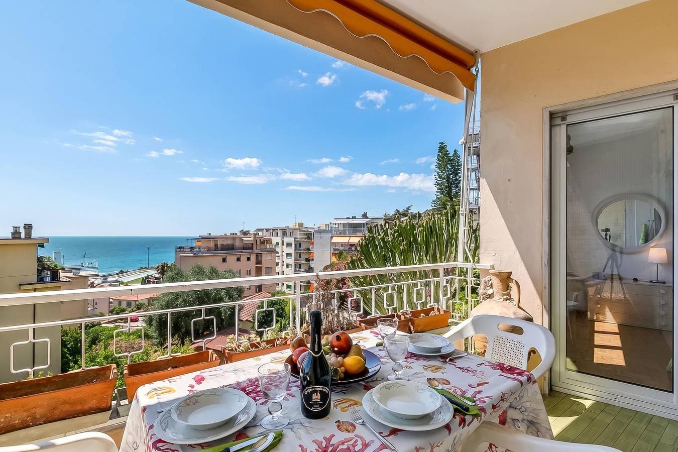 Foto 13 von 30: Owl House, Sea-View Terrace Apt in Sanremo