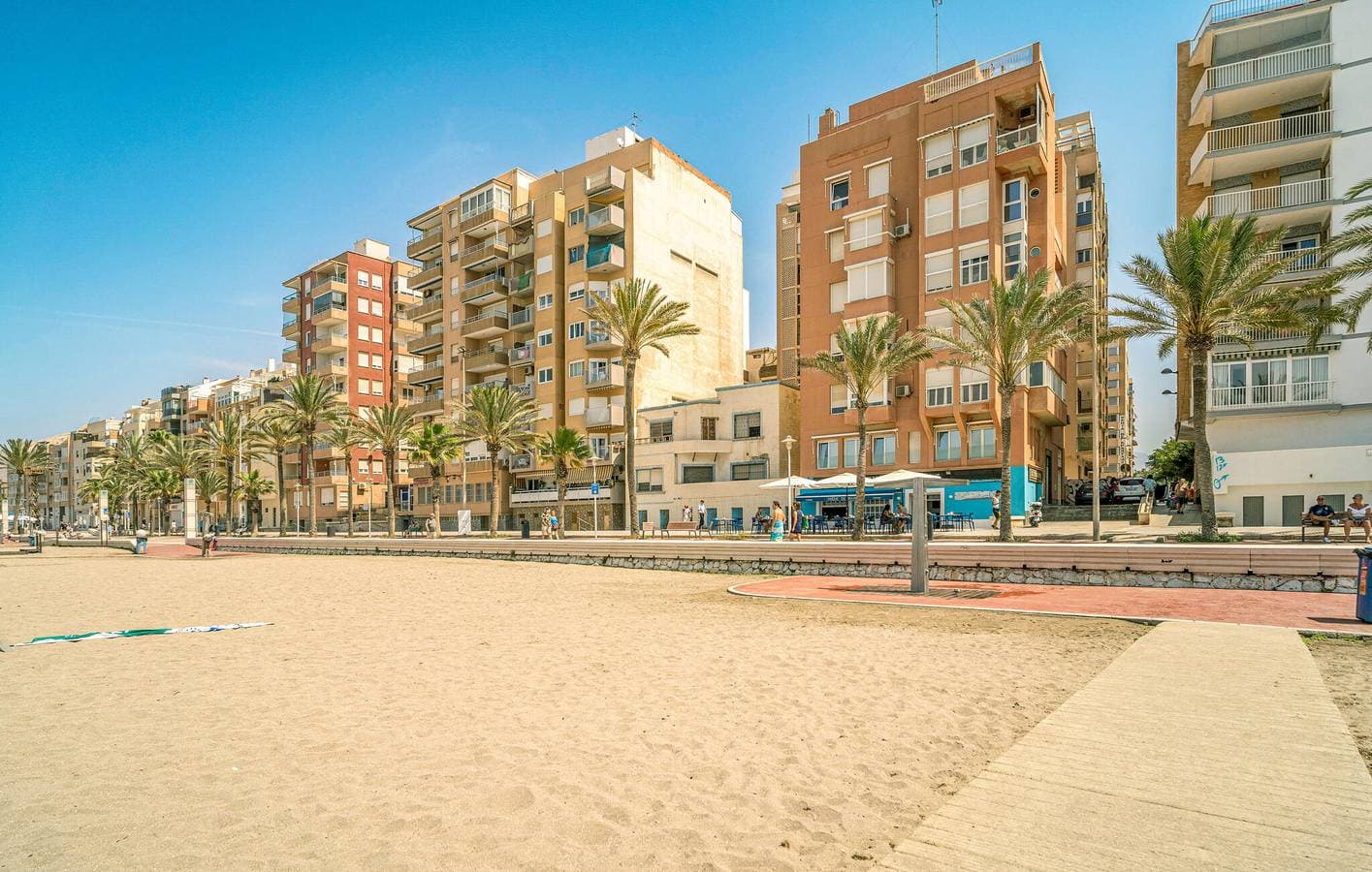 Foto 3 von 20: Glücklich am Strand: Modernes Apartment mit WiFi & AC