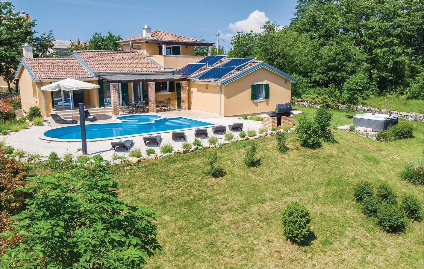 Geräumige 170 m² große Wohnung mit WLAN, Pool und Terrasse 1