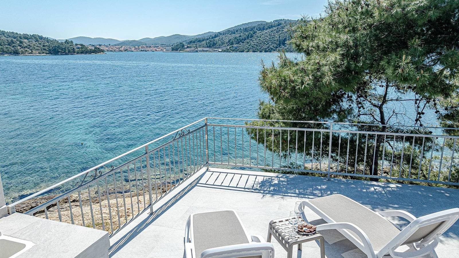 Schönes Ferienhaus am Meer Ema mit Terrasse 1