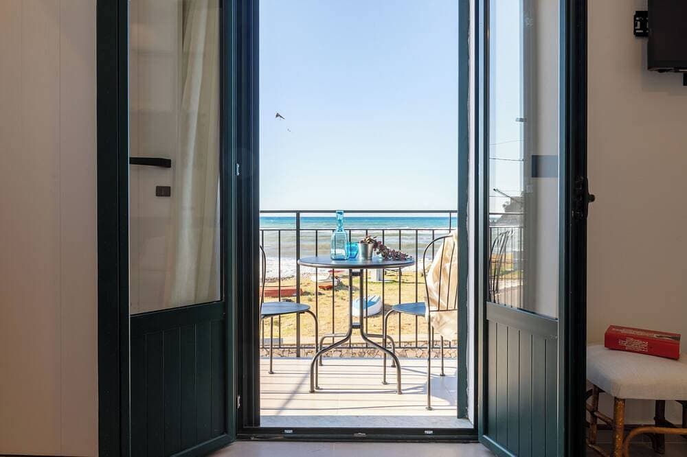 Tusa Bay. Enjoy the sun and sea at 1Br House a few Steps Away From the Beach 1