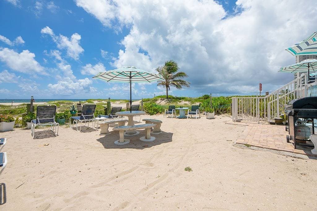 Foto 5 von 18: Pompano Beach Florida Beachfront Condo Voll ausgestattete Küche