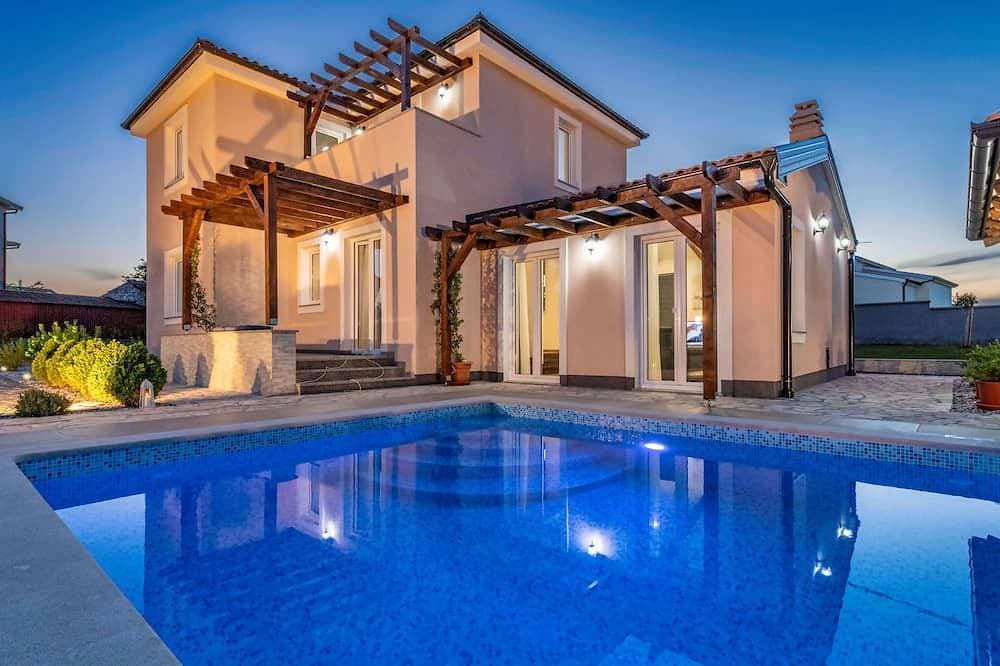 Foto 13 von 30: Exklusive Villa mit großzügigem Poolbereich