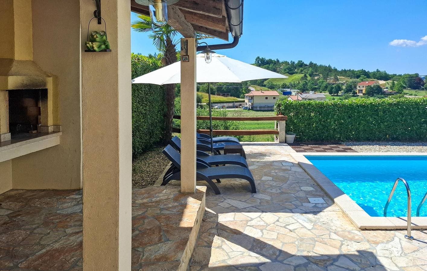 Foto 10 von 37: Modernes Apartment mit 2 Schlafzimmern, Pool und Terrasse in der Nähe des Flusses Pazinčica