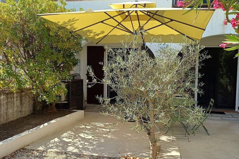 \"An Endless Summer\"! Apartment with a courtyard, a 5-minute walk from the ocean. 1