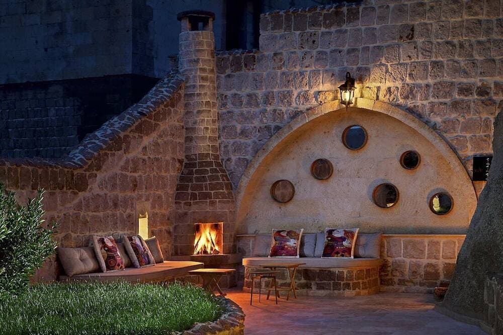 Foto 13 von 16: Historical Getaway! Relaxing Unit with Pool, Sauna and Free Parking!