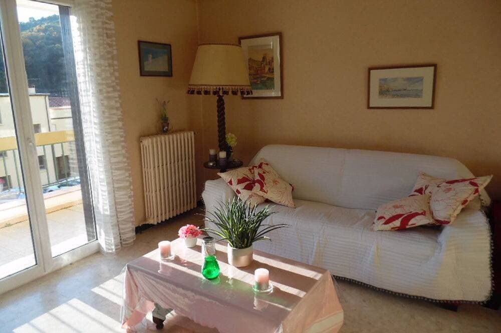 Foto 4 von 8: Gemütliche F2 Wohnung mit Terrasse, Parkplatz und WLAN - Nahe Stadtzentrum und Thermen