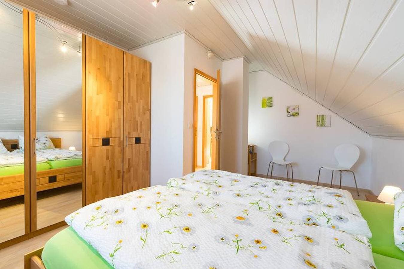 Foto 9 von 15: Lichtdurchflutete Dachgeschosswohnung "Lauser Dg" in ruhiger Gegend mit WLAN & Balkon