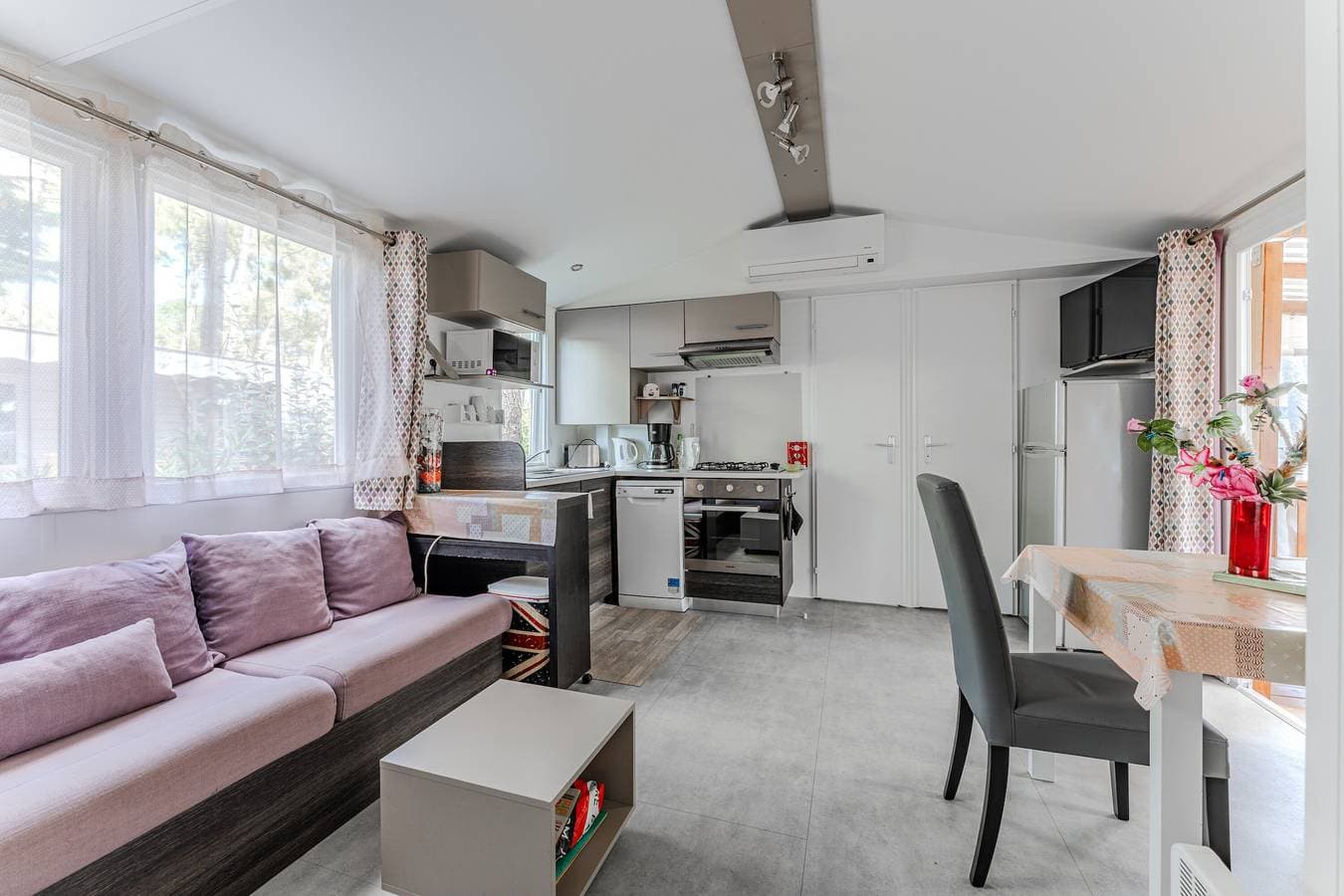 Foto 2 von 25: Mobilheim 'Les Dunes De Contis' mit Gemeinschaftspool, privater Terrasse und Klimaanlage