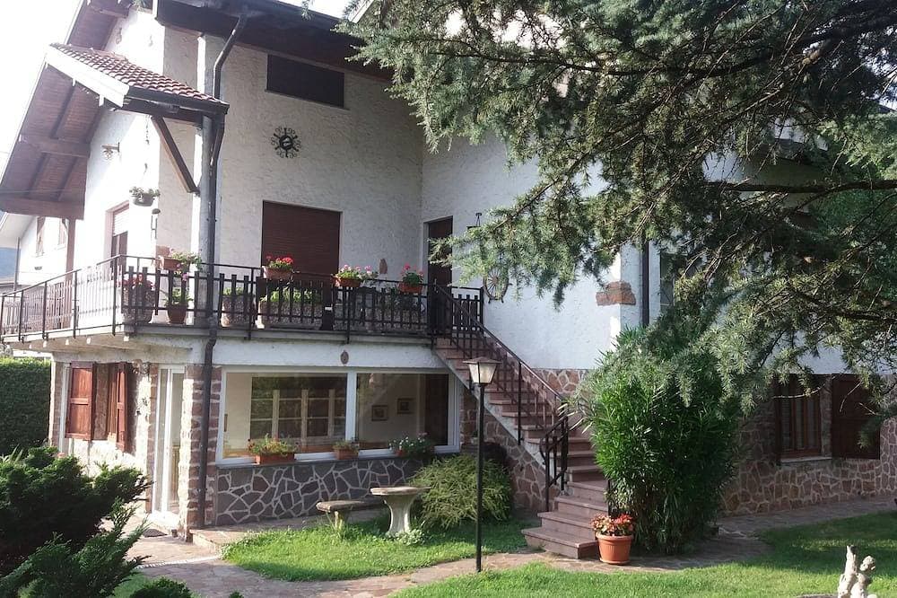 Villa Raggio di Sole ist eine Villa in Porto Porto Ceresio am Luganer See 1
