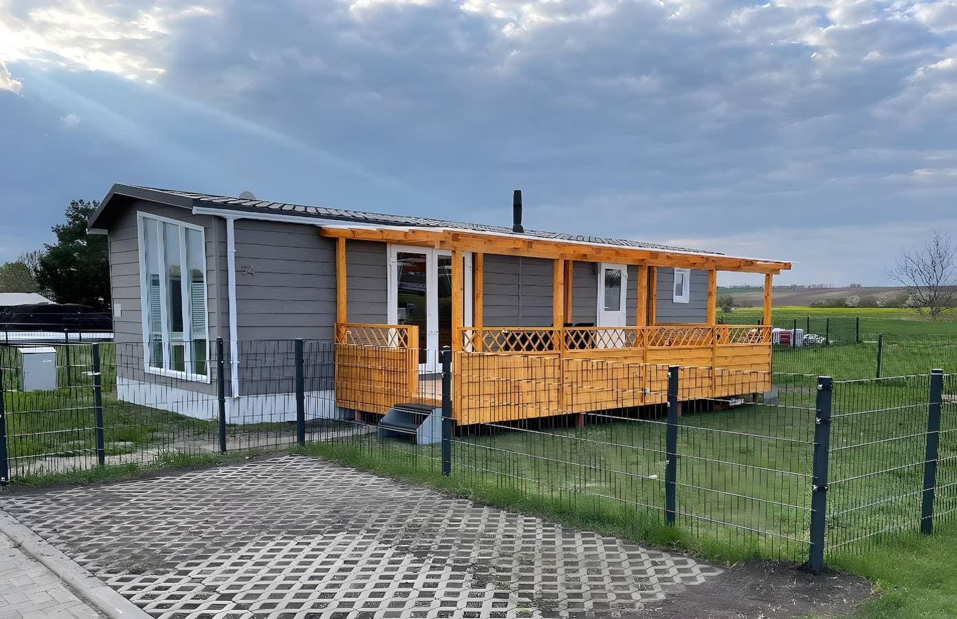 Foto 3 von 15: Ferienhaus Concordia direkt am See, mit überdachter Terrasse und Klimaanlage
