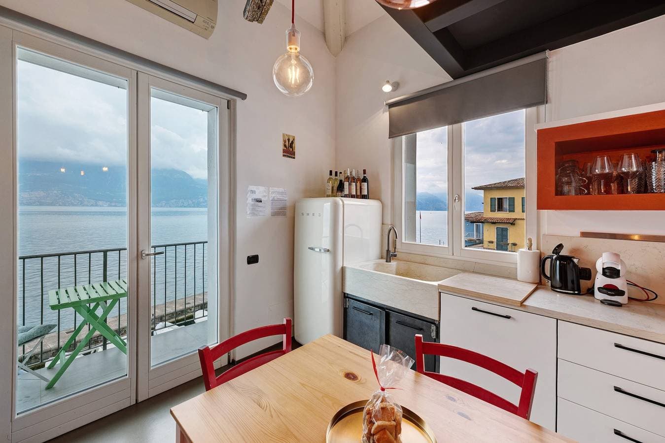 Foto 3 von 36: Ferienwohnung 'Angolo Sul Porto' mit Blick auf den See, WLAN und Klimaanlage