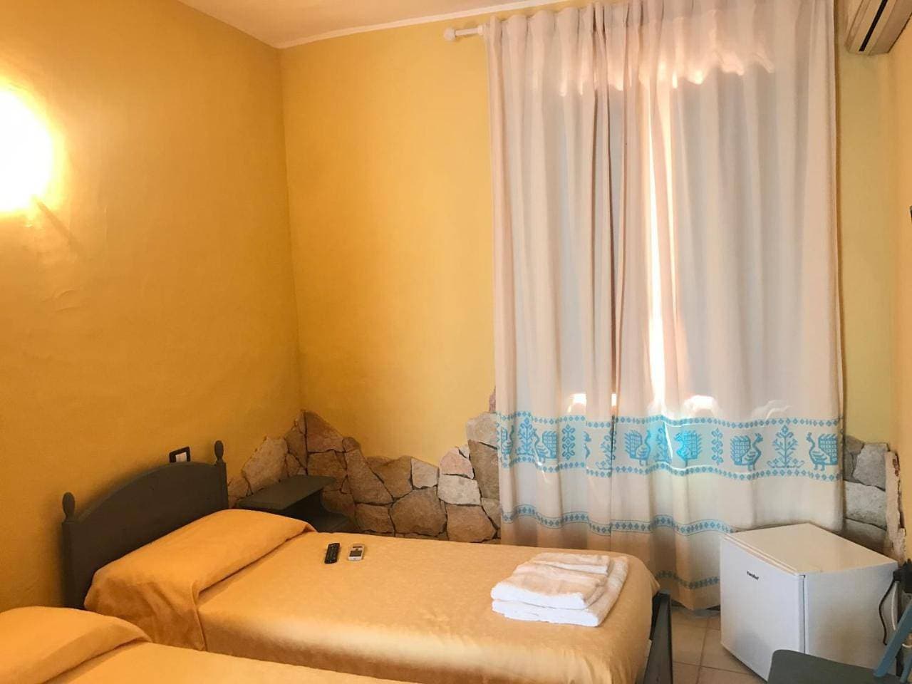 Foto 7 von 14: Twin Room with Private Bathroom